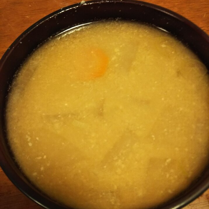 にんじんと玉ねぎと大根の根菜味噌汁
